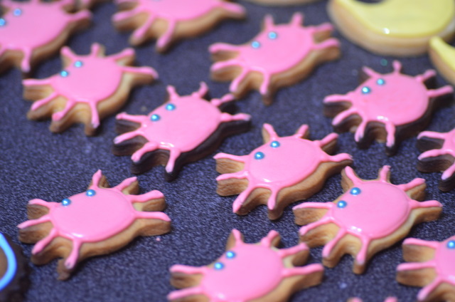 Preparación de cumpleaños- galletas y pastel